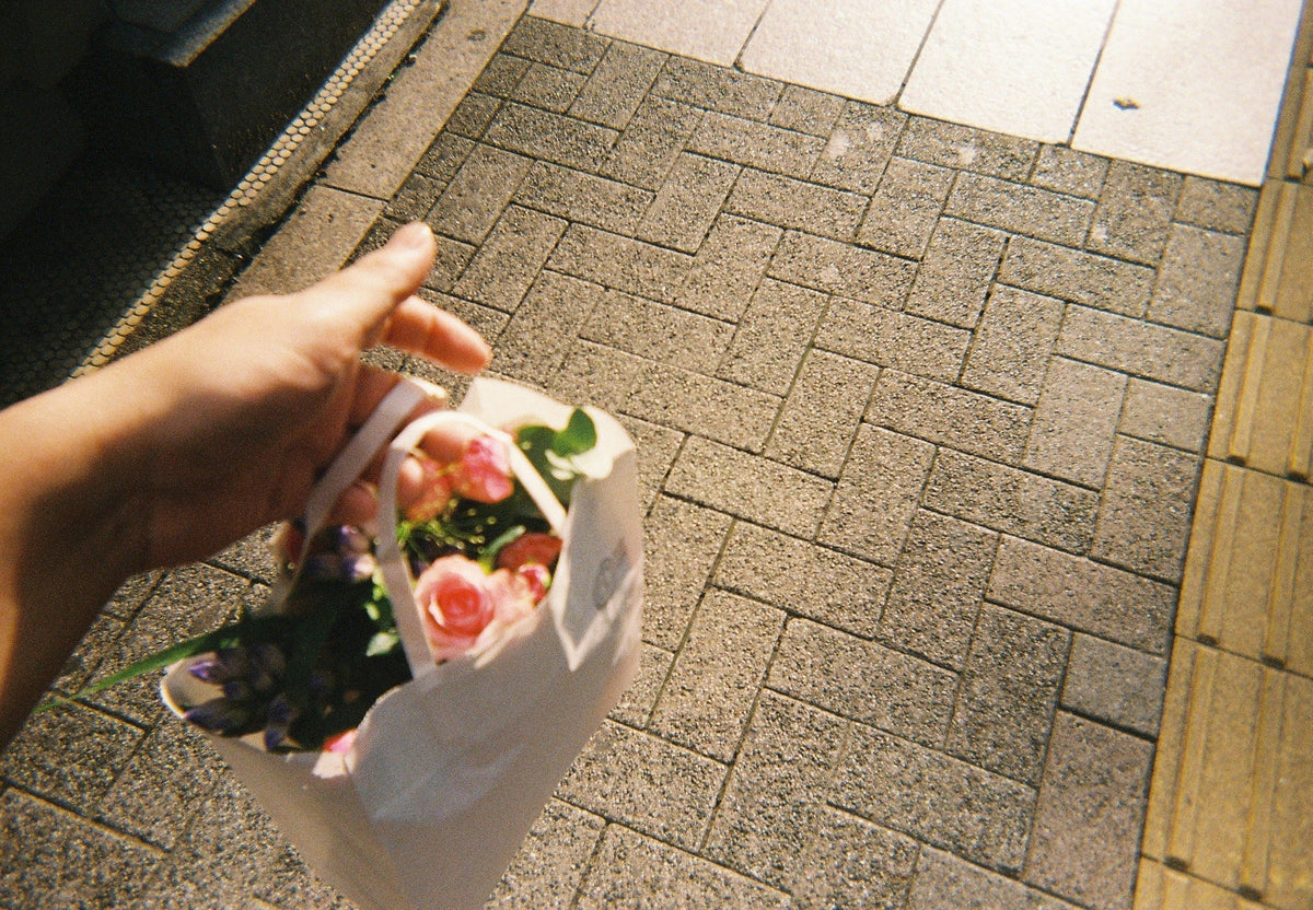 花を運ぶ