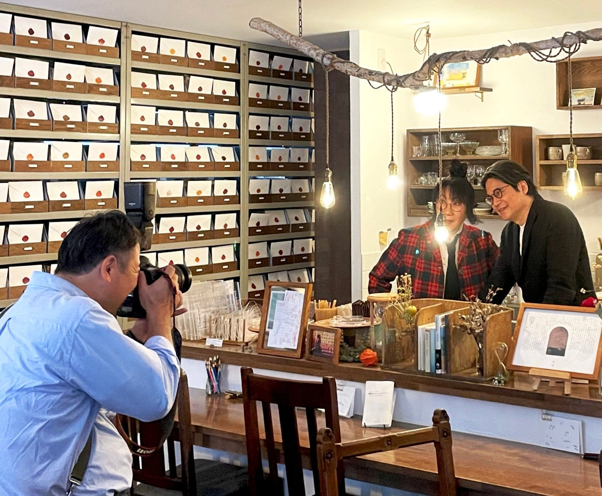 女優 室井滋さんと歌人 穂村弘さんの対談場所に封灯をご利用いただきました！【北日本新聞(1月3日発行)】