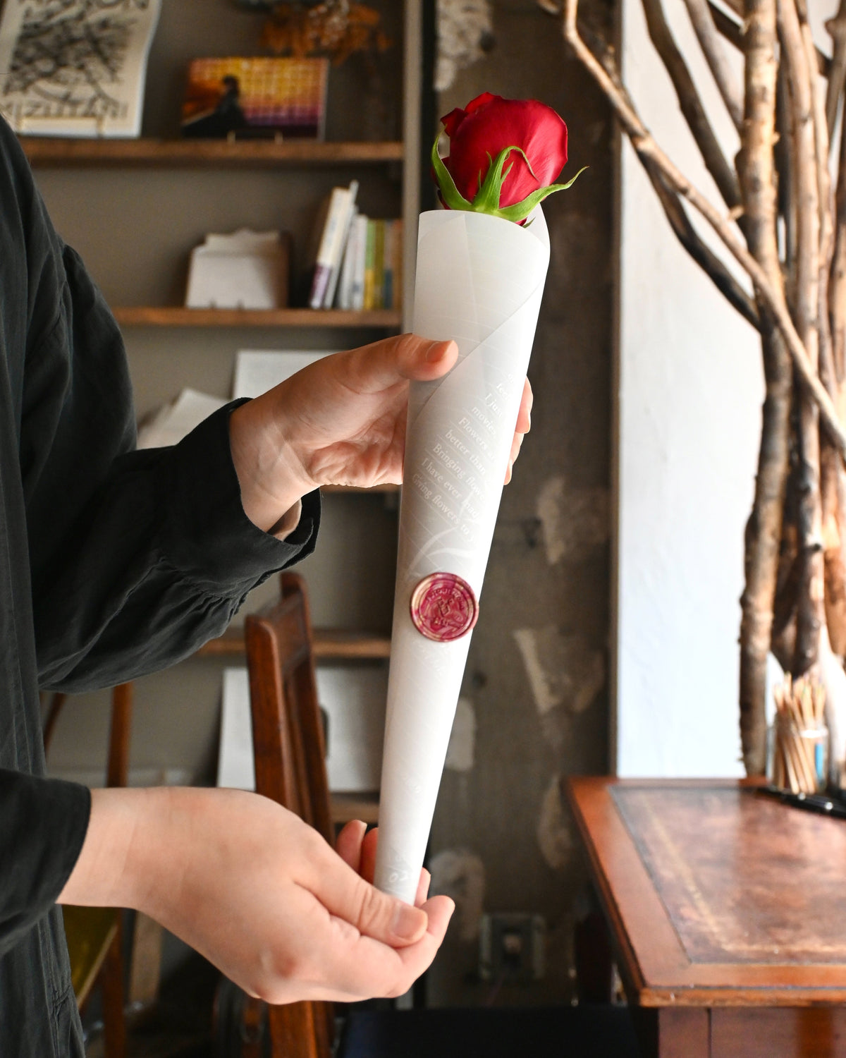 「一輪包想紙」で包む、お花のプレゼント