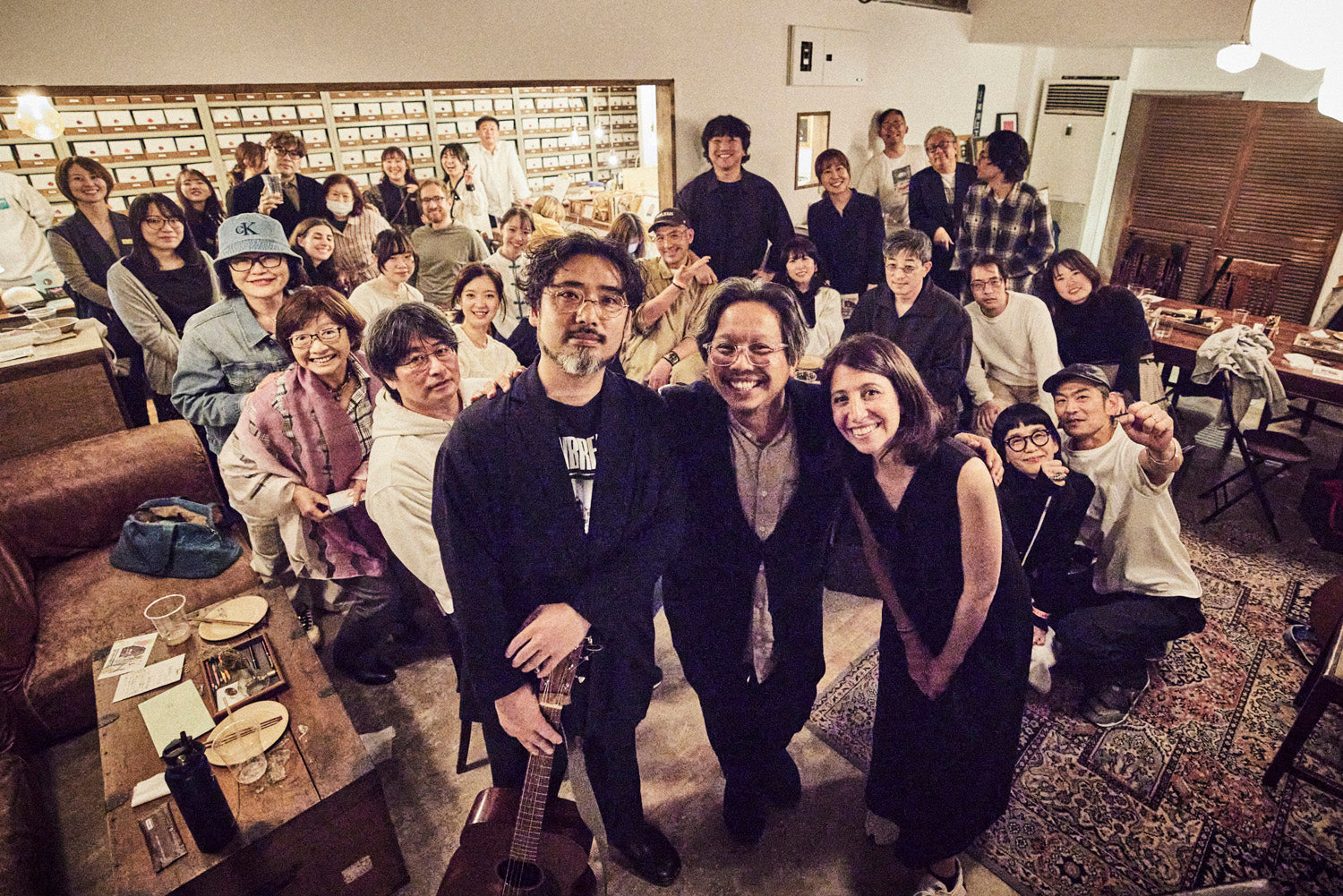 終演。満席のお客さんと演者の三人、封灯や音楽レーベルの皆さんと記念撮影。